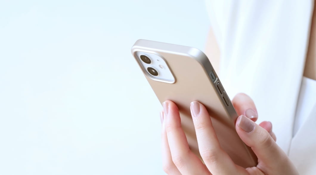 スマホの持つ人の画像