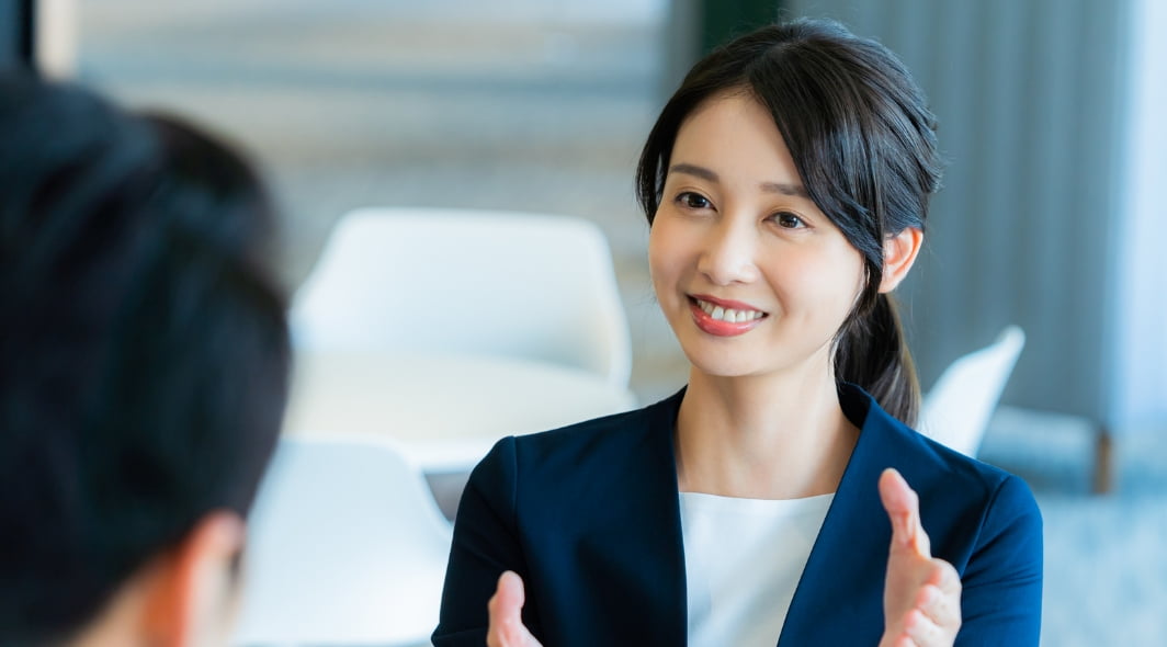 スマホの持つ人の画像