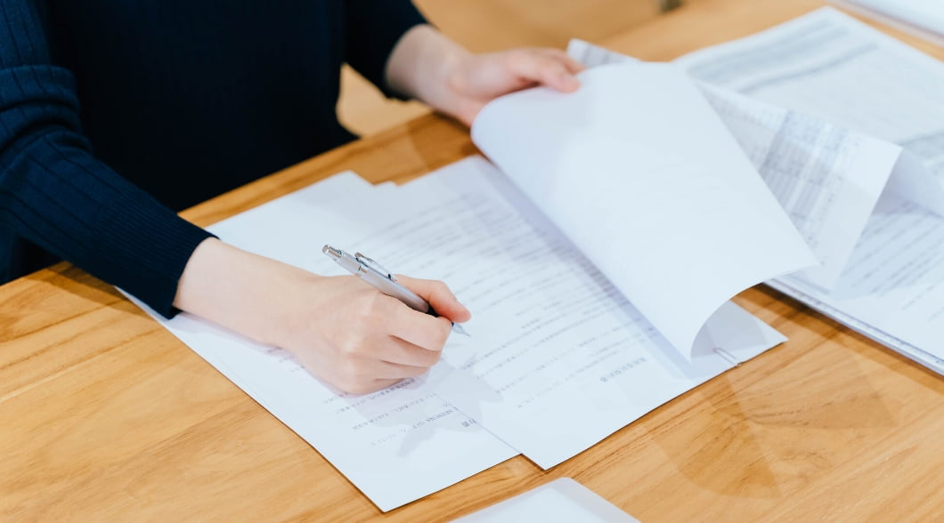 スマホの持つ人の画像