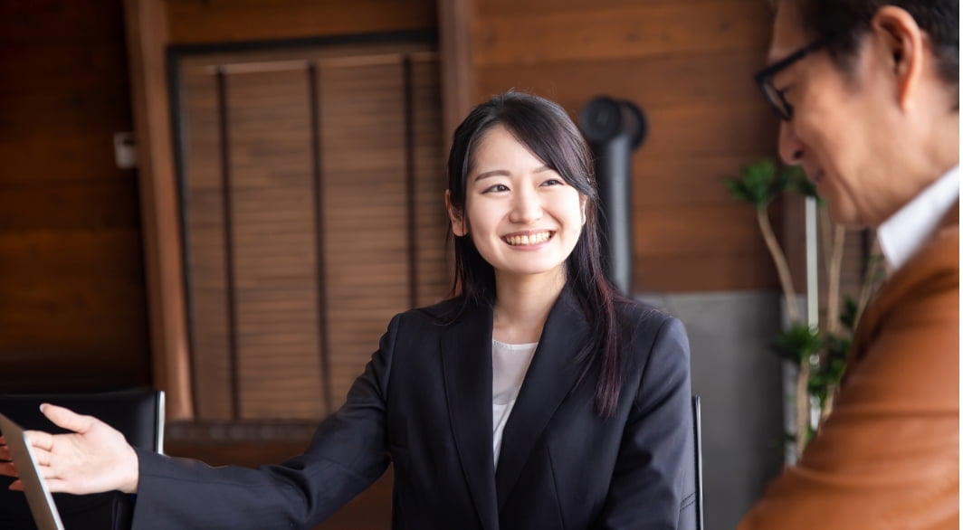 スマホの持つ人の画像